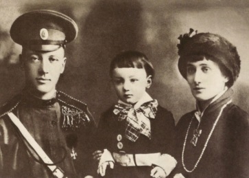 Anna-Akhmatova-with-her-husband-Nikolay-Gumilev-and-son-Lev-Gumilev-1913